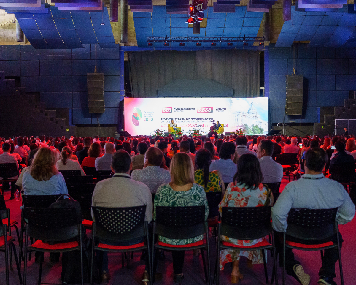 PROBARRANCABJA's tweet photo. #TBT | ¡Reviviendo momentos en #FOREM 2024! 🚀

Gracias a la @CCBucaramanga, este fue un evento que permitió invitar a empresarios a crear e instalar sus empresas en #Barrancabermeja, una #ZESE con hasta 10 años de beneficios tributarios hasta el 31 de diciembre de 2024 💛🖤 https://t.co/V6YDAx9GXj