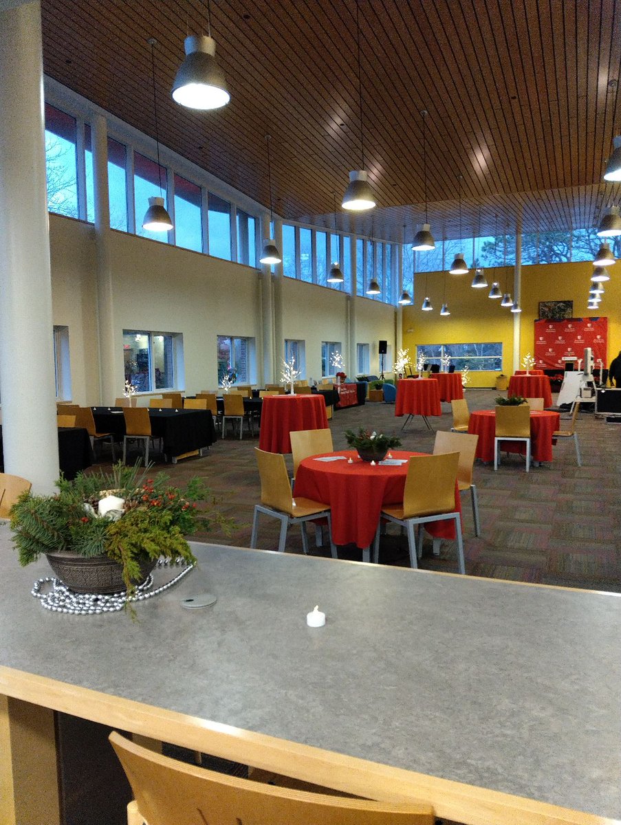sbulibraries's tweet photo. Our Southampton library is all decked out to help celebrate tonight's windmill lighting! If you're out east, stop by and join in the festivities.

#WindmillLighting #SBULibraries #SBUSouthampton @StonyBrookU @StonyBrookMFA @SoMAS https://t.co/mywwccJTBl