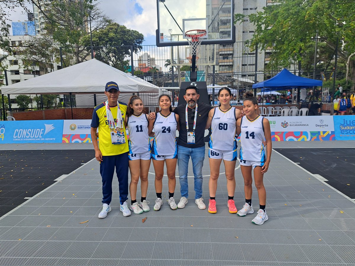 EscobarSanlucas's tweet photo. 🇪🇨 Seguimos en Bucaramanga acompañando a nuestra delegación en los Juegos Sudamericanos Escolares 2024.

Es un honor motivar a nuestros jóvenes talentos a dar lo mejor de sí y reafirmar nuestro compromiso con el deporte ecuatoriano. 

¡Vamos, Ecuador! ¡Juntos hacemos historia! https://t.co/1s4T6RZRgH