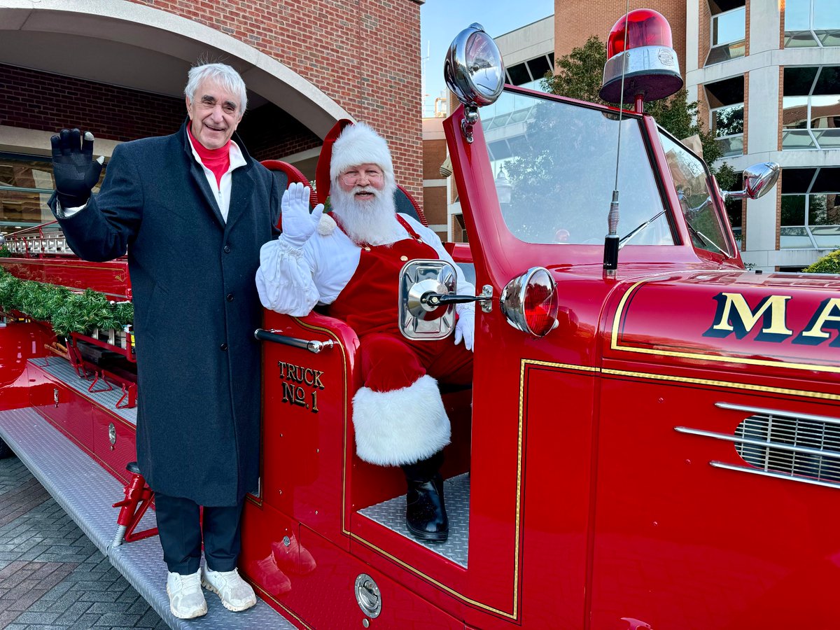jon_gillooly's tweet image. Santa is headed for Marietta Square with Mayor Tumlin