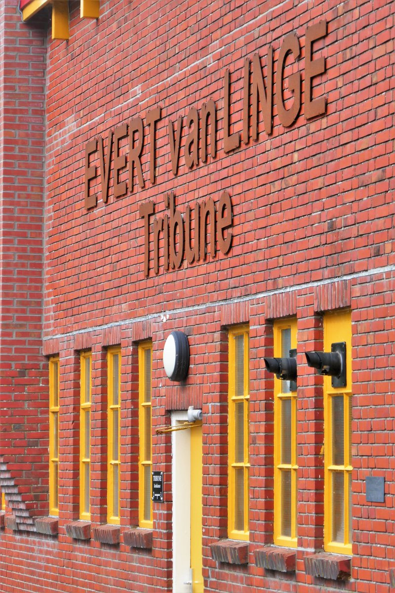 De_Dwarslat's tweet photo. Vandaag 60 jaar geleden overleed Evert van Linge, architect en voetballer van @bq1887 in Haren. Hij ontwierp er zijn eigen tribune.
#bequick1887 #groningen #haren https://t.co/7rITzALaxv