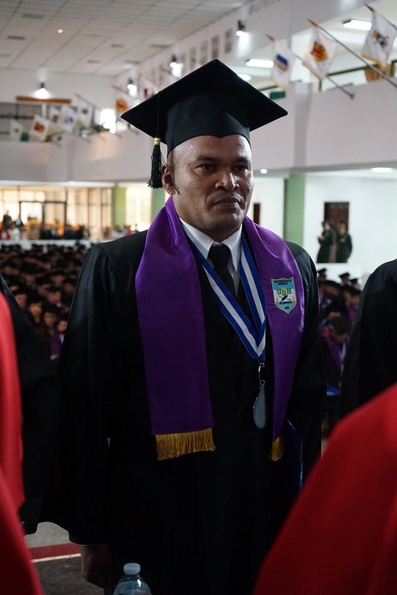 FuerzaNavalHND's tweet photo. El Comandante General de la Fuerza Naval de Honduras, Contralmirante Austacil Hagarín Tomé Flores, participó en el solemne acto de graduación de los programas de Posgrado y Grado de la Universidad de Defensa de Honduras #UDH. https://t.co/gfvGueG6DF