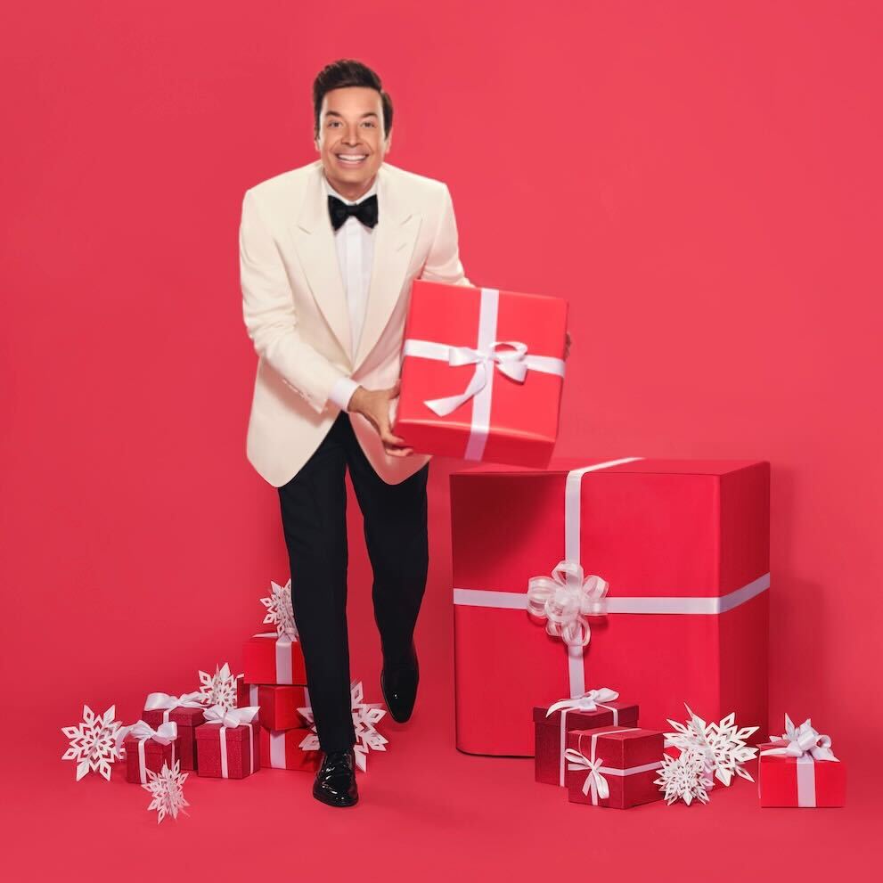 jimmyfallon's tweet photo. Holiday Seasoning, but make it DELUXE. 25 total songs featuring @jonasbrothers, @llcoolj, @jtimberlake, Ariana Grande, @theestallion and more. Happy #HolidaySeasoning! Order now:  https://t.co/64HKMsMsHK 🎄🎁🎶 https://t.co/QbdAAI46no
