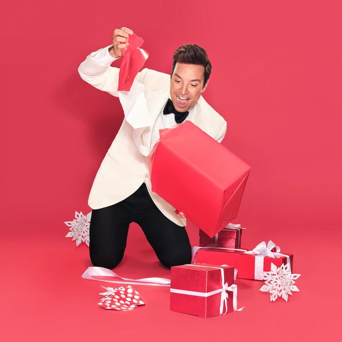 jimmyfallon's tweet photo. Holiday Seasoning, but make it DELUXE. 25 total songs featuring @jonasbrothers, @llcoolj, @jtimberlake, Ariana Grande, @theestallion and more. Happy #HolidaySeasoning! Order now:  https://t.co/64HKMsMsHK 🎄🎁🎶 https://t.co/QbdAAI46no