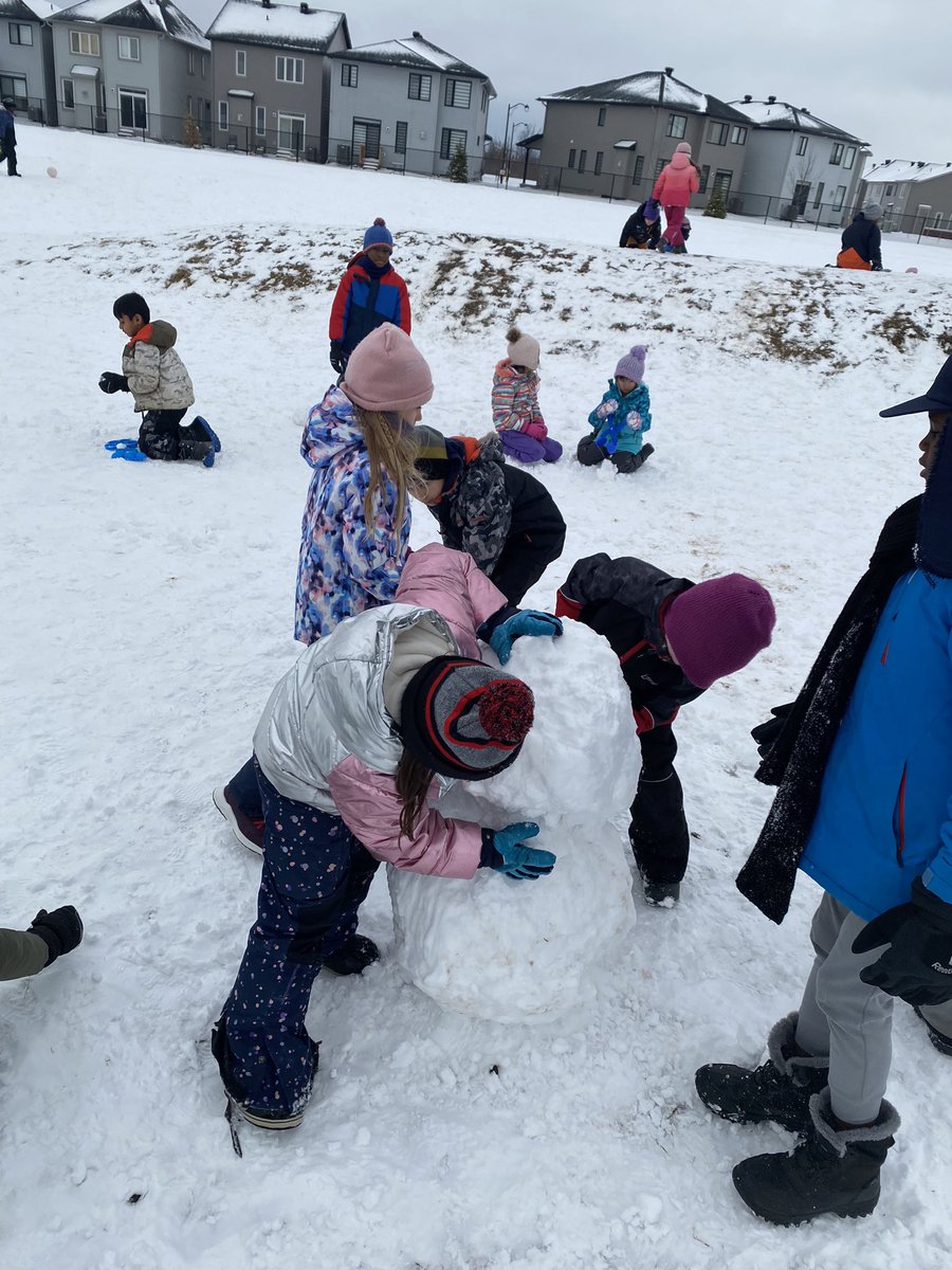 MsEmilieDarwin's tweet photo. So much collaboration happening today on the yard while building snowmen!⛄️ @StJuanDiegoOCSB https://t.co/q8Gm7NsHbb