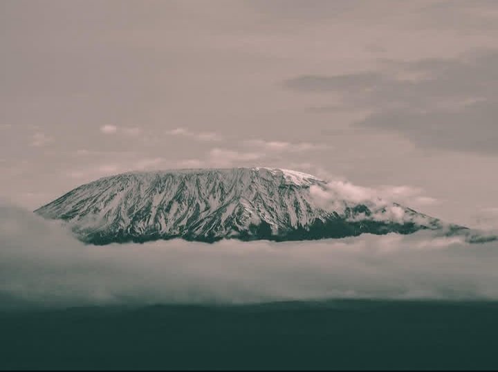 Africateller_io's tweet photo. Since 1950's The East African Airspaces  covering Kenya and Tanzania has experienced 1  declassified u.f.o. sitings.

Feb 1951-Mt Kilimanjaro ,Tanzania By Kenyan Pilots departing from Nairobi enroute  to Tanganyika

The spacecraft was described to be cigar-shaped by witnesses. https://t.co/wzRBJFK3mU