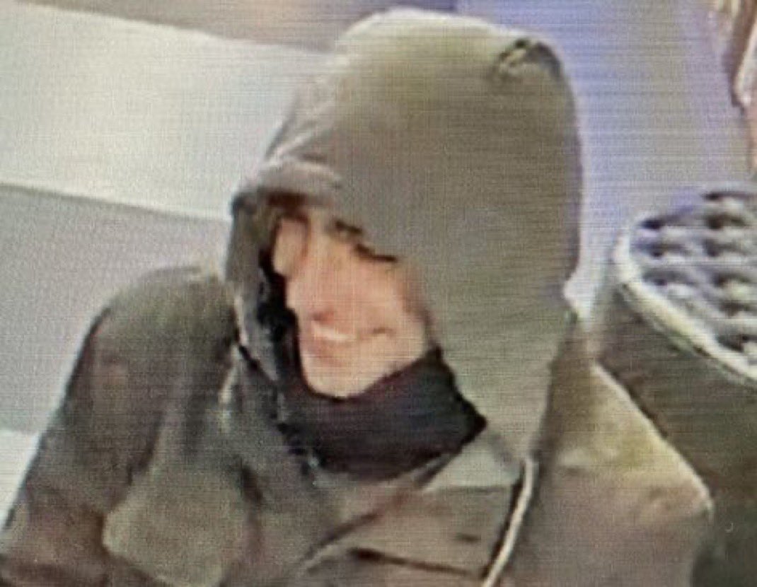 donqulio's tweet image. 7 inches, thick, curved to the left, cut but just a little taken off the top.