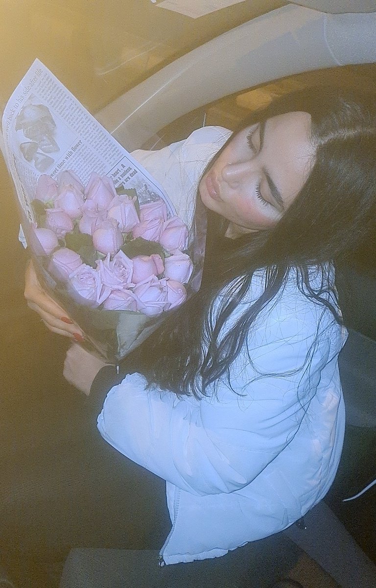 mishepydamnakni's tweet image. پسر خوشگله و رُزهاش 🩷