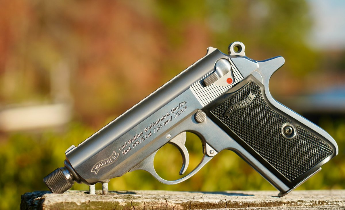Mrgunsngear's tweet photo. Walther PPK/S SD .32 ACP with threaded barrel 🤌🏽🤫
#CastingDock #walther #PPK #JamesBond #32ACP #EDC #classy #classic https://t.co/6PYsgeUZdS