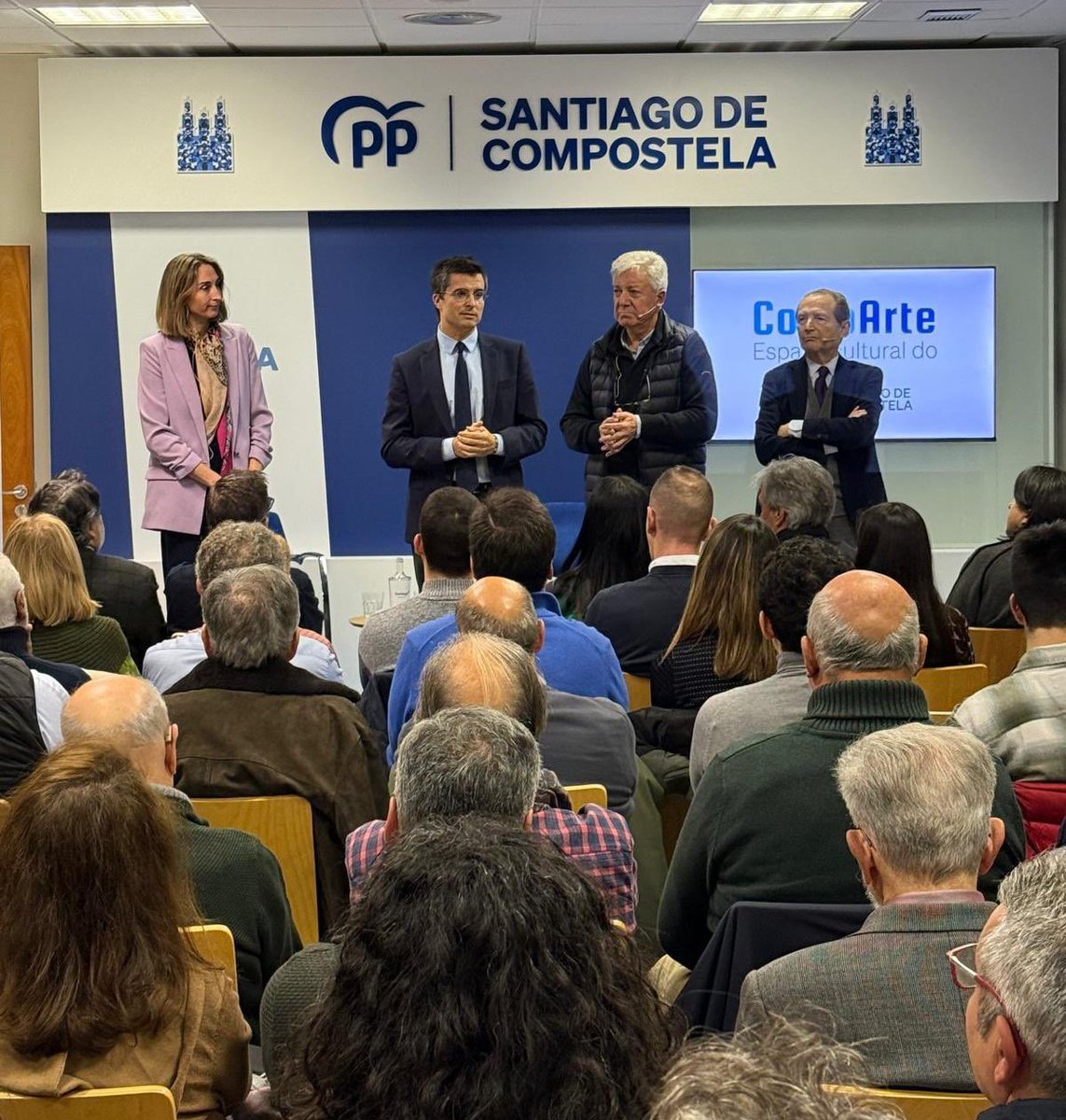 PopularesStgo's tweet photo. 🔝 @borja_verea: "A #Constitución é a norma que protexe as nosas #liberdades e que limita o poder dos gobernantes" 🗣️.
💙#Grazas ás 100 persoas que abarrotaron o Espazo Cultural #CompArte de @PopularesStgo e a Roberto Blanco Valdés e Raquel Marañón polas súas #intervencións 🙏🏽 https://t.co/coTagHX12b