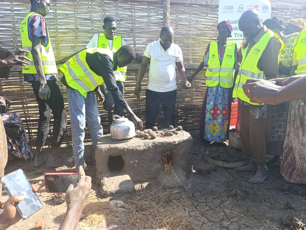 AceaSouthSudan's tweet image. Under @AbyeiJointProgram, @UNFPASouthSudan 
set to support 600 women with local production and utilization of fuel-efficient stoves in #Abyei to reduce the risk of gender-based violence (GBV) that occurs during the process of collecting firewood. #Provideskills &amp;amp; #KnowledgeBase