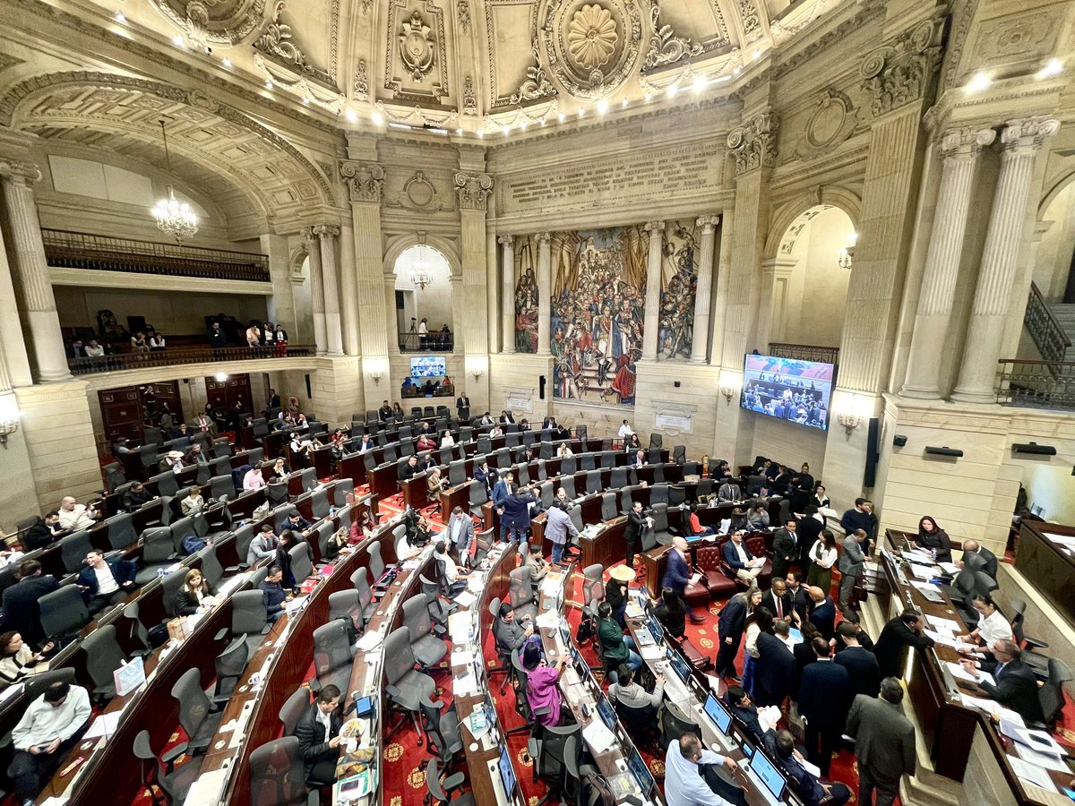 ingwilmerc's tweet photo. ¡Apoyamos enérgicamente la iniciativa que busca incrementar los honorarios de los concejales en nuestro país!

Estos más de 12.000 funcionarios, elegidos por voto popular, representan la voz más cercana entre la ciudadanía y el Gobierno Local. Su labor es fundamental para el fortalecimiento de nuestras instituciones territoriales. ✊🏼

‼️ Hoy alzamos la voz, especialmente, por los concejales de los municipios de quinta y sexta categoría, quienes enfrentan serias dificultades económicas. En muchos casos, sus ingresos son inferiores a un salario mínimo. A pesar de realizar una labor esencial para la democracia y el desarrollo local, tienen prohibido por disposición legal desempeñar otras funciones en el Estado, lo que agrava aún más su situación.

Aunque su discusión fue aplazada el día de hoy en la plenaria de la Cámara de Representantes, es momento de reconocer su esfuerzo y garantizarles condiciones laborales dignas a quienes dedican su vida al servicio público y merecen el respaldo necesario para continuar sirviendo a la comunidad; motivo por el cual, insistiremos en su agendamiento y discusión lo más pronto posible. 🏛️🙌🏼