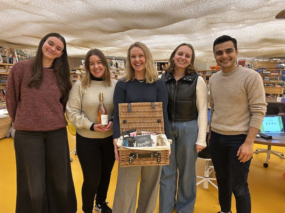 The <a href="/NewtonProgramVC/">Newton Venture Program</a> were thoroughly touched to receive a holiday hamper from <a href="/HSBCInnovation/">HSBC Innovation Banking</a> 🥹 Now, how do we split the goodies?? 😂