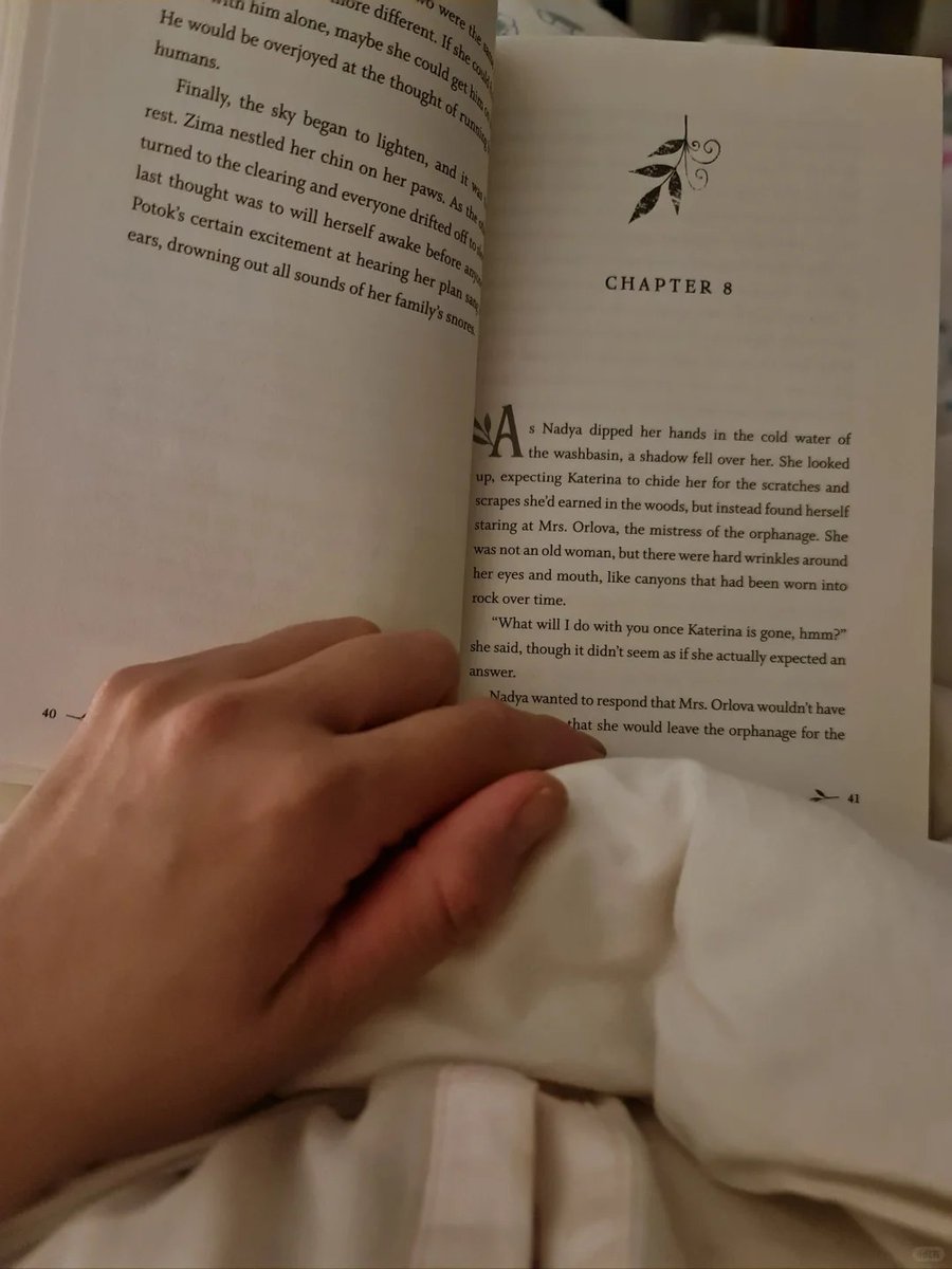 A wolf for a spell Chapter 8 Cozy up with my favorite book before bedtime.. Night night  ❤️📷 😎