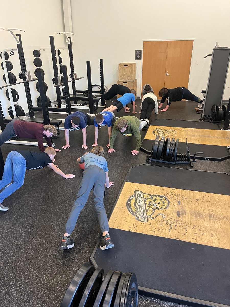 fzefootball's tweet image. Huge shoutout to our 8th graders freaking getting after it today, to catch people you have to do things that they are not willing to do, keep working boys and keep building something special. #Eastside #EmbraceTheProcess