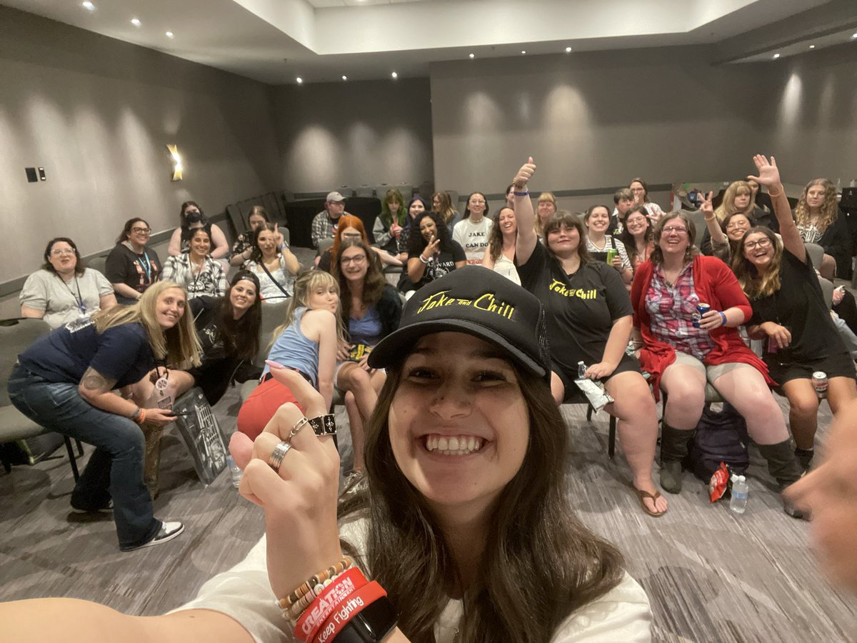 bestie_emmie's tweet photo. Happy #ThrowbackThursday 

#JakeAndChill in Austin 💛

the more people that come to jake and chill, the more fun it is. (i.e. the more people yelling at jake, the better)

PLS COME ITS THE LAST ONE OF THE YEAR WE GOTTA STACK IT!! THERES SNACKS!! 

https://t.co/EDg0lYU6YP https://t.co/BJgxrepDdp