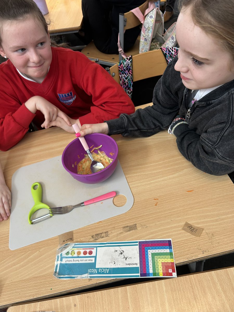 AntoninePrimary's tweet photo. Great cooking class for P5 and P5/6 this week with Jen from @totnoshuk Our children are thoroughly enjoying trying new foods and learning great life skills ๐งโ๐ณ๐๐ซ #skillsforlife #foodtechnologies https://t.co/q3wZ9LcSfv