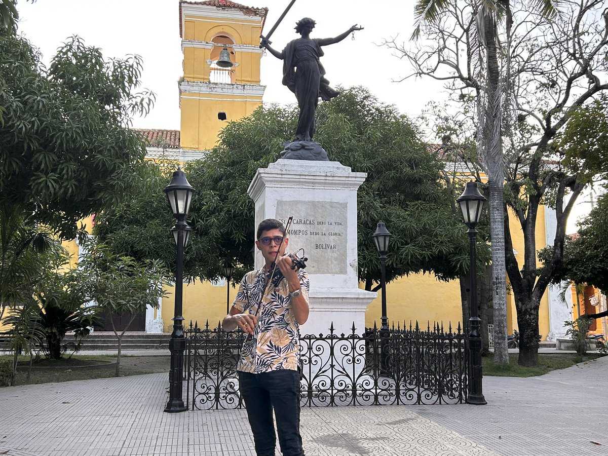 flimox_festival's tweet photo. 🎻 En estos momentos en #FliMox:
Eliú Maldonado y su violín llenan de magia el Parque de la Libertad. ✨
🌿 Vive la música, la cultura y la memoria. https://t.co/8OZbeBskYU