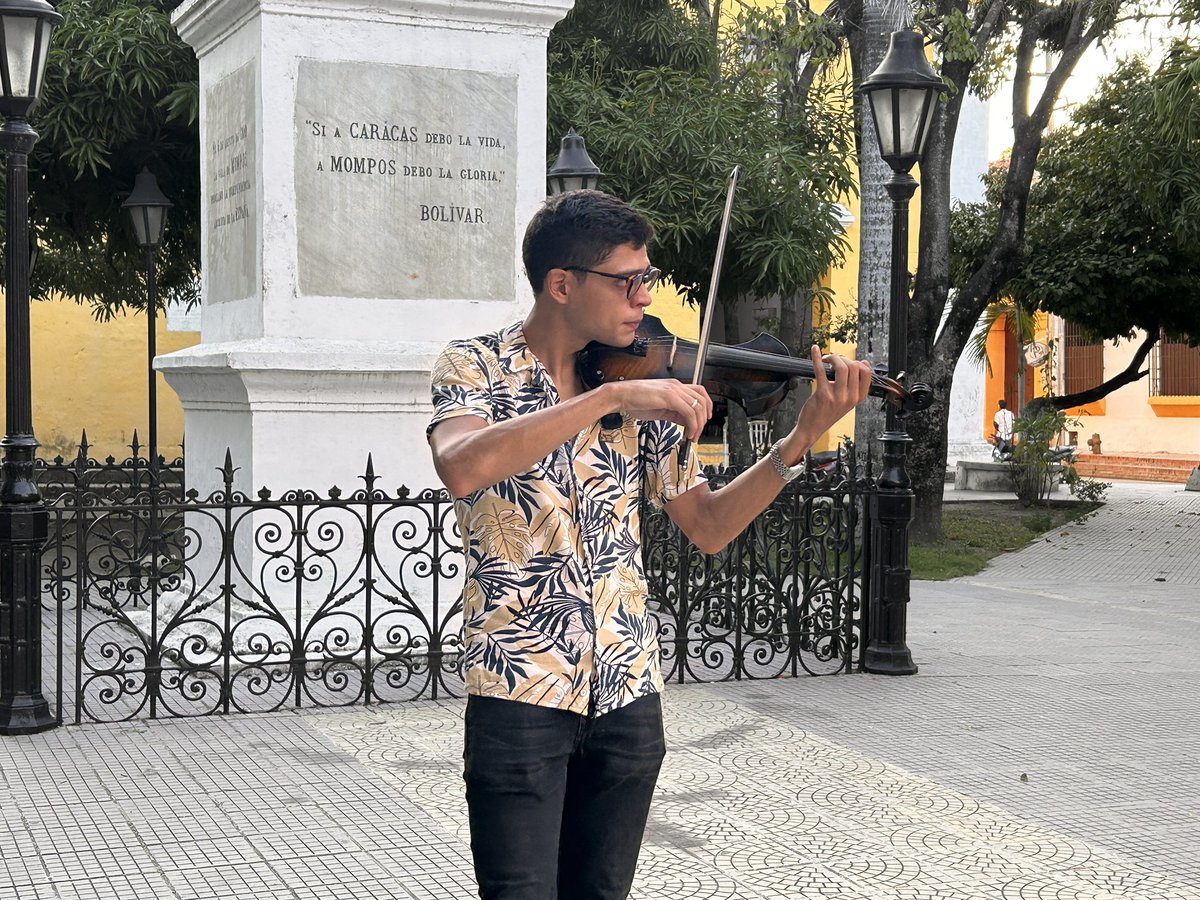flimox_festival's tweet photo. 🎻 En estos momentos en #FliMox:
Eliú Maldonado y su violín llenan de magia el Parque de la Libertad. ✨
🌿 Vive la música, la cultura y la memoria. https://t.co/8OZbeBskYU