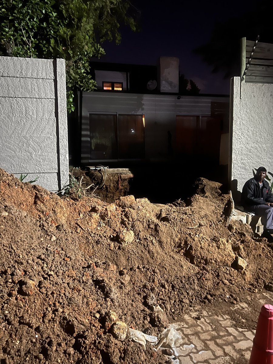 theJunebug91's tweet photo. @JHBWater No one on site, water still not restored @cllrfoleyward94 @CllrVinoReddy https://t.co/Pr0cDcSgi3