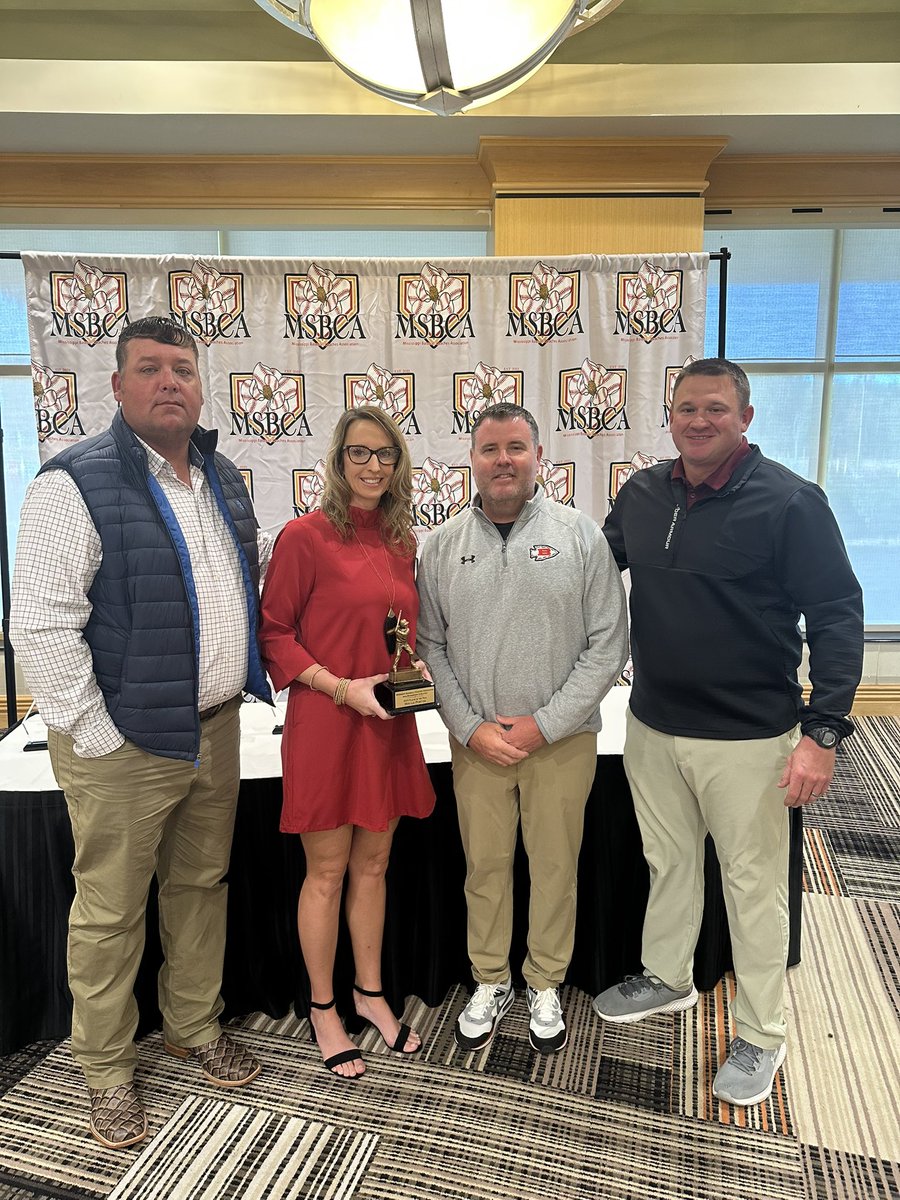 2-YEAR COLLEGE PLAYER OF THE YEAR
Hollis Porter Pearl River CC
He finished the year with an impressive batting average of .399, His outstanding performance included setting a single season record with 20 home runs, along with 21 doubles and four triples. He also recorded 73 RBIs.