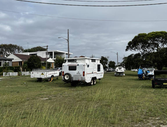TheGreyNomads1's tweet image. VAN PARKING CRACKDOWN!
Sydney council tells caravan owners told to find somewhere else to ‘store’ their vehicles. Do you have an issue with people ‘storing’ their caravans for months at a time on public land? thegreynomads.com.au/storage-9/ #greynomads #caravanstorage  #caravanparking