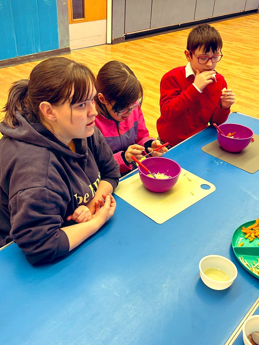 AntoninePrimary's tweet photo. A fantastic family cooking session this week with Jen from @totnoshuk We are delighted to see families learning new skills together and trying out a variety of new foods! ๐ซ๐ #FamilyLearning #FoodTechnologies https://t.co/DRvXlYbSBr