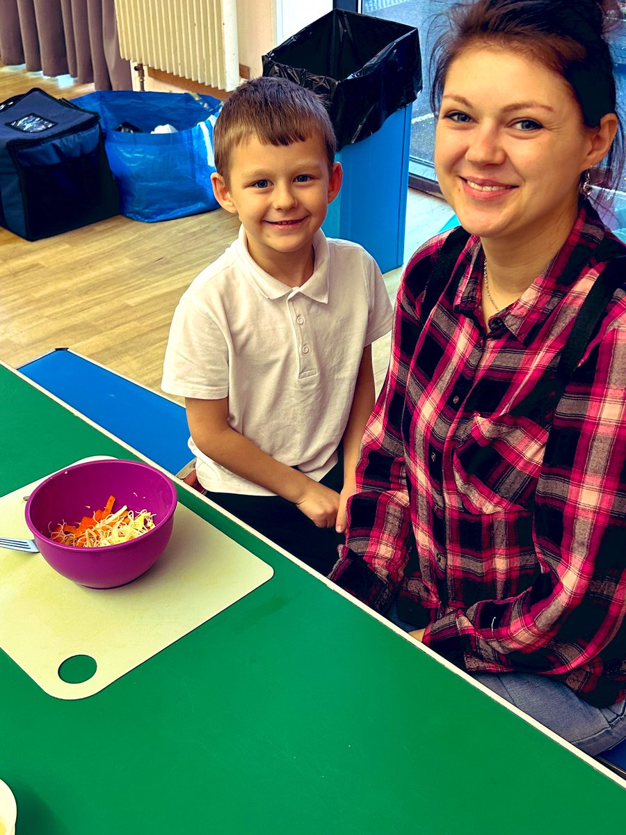 AntoninePrimary's tweet photo. A fantastic family cooking session this week with Jen from @totnoshuk We are delighted to see families learning new skills together and trying out a variety of new foods! ๐ซ๐ #FamilyLearning #FoodTechnologies https://t.co/DRvXlYbSBr