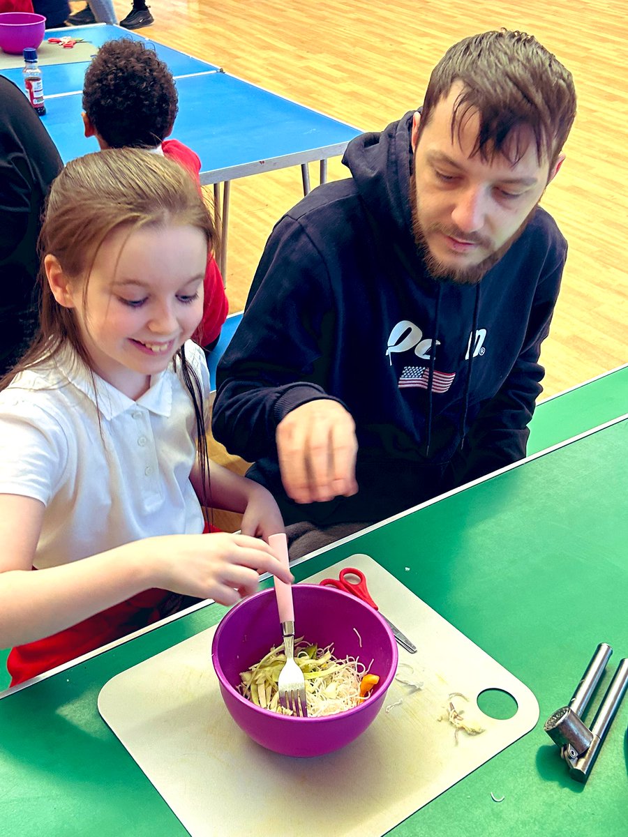 AntoninePrimary's tweet photo. A fantastic family cooking session this week with Jen from @totnoshuk We are delighted to see families learning new skills together and trying out a variety of new foods! ๐ซ๐ #FamilyLearning #FoodTechnologies https://t.co/DRvXlYbSBr