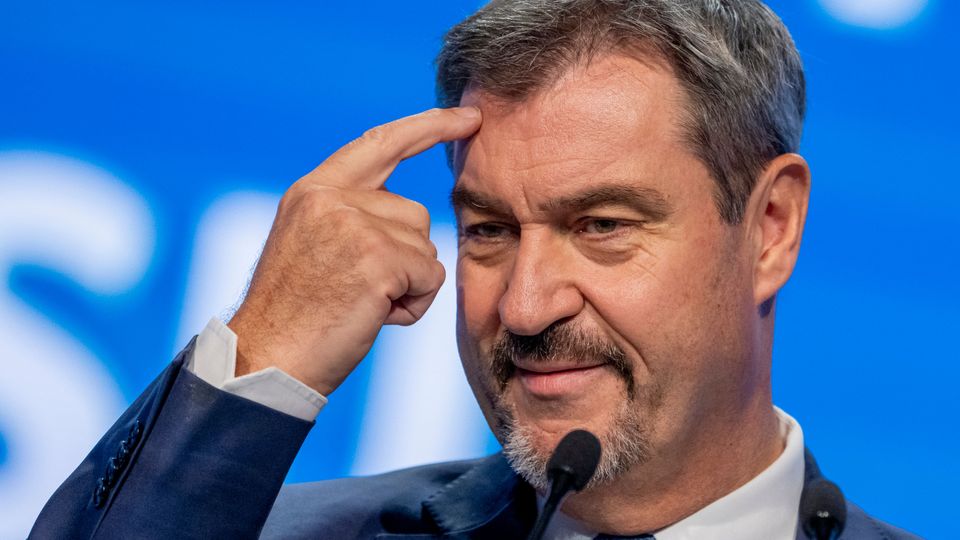 ulky's tweet photo. Kurz + knackig:
#Habeck watscht bei #Illner Markus #Söder in 20 Sek. ab: Söder ist ein Foodblogger, der irgendwo über seinen Döner postet und diesen Quark als Politik verkauft.
Das sowas wie Markus Söder in Bayern Ministerpräsident ist, ist eigentlich eine Schande für die Wähler. https://t.co/8mN7weoVHZ