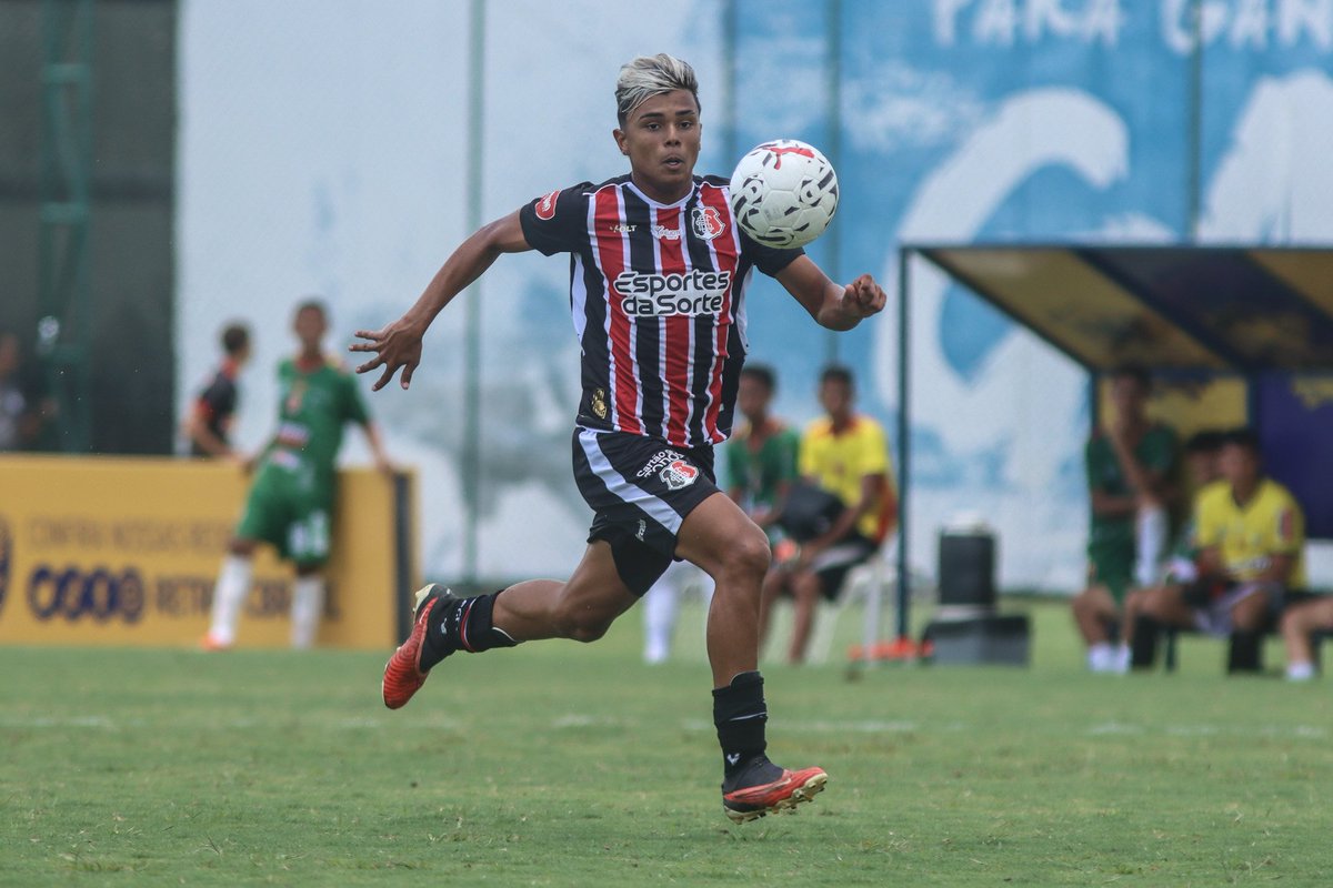 SantaCruzdeBase's tweet photo. #Sub15 | Nesta quinta-feira (05), o time do Santa Cruz venceu o Petrolina pelo placar de 1x0, dm partida válida pela Aldeia Cup. O gol da Cobra Coral foi marcado por Luizinho. ⚫⚪🔴

📸: @fotografaevelyn https://t.co/yv8BGDADTR