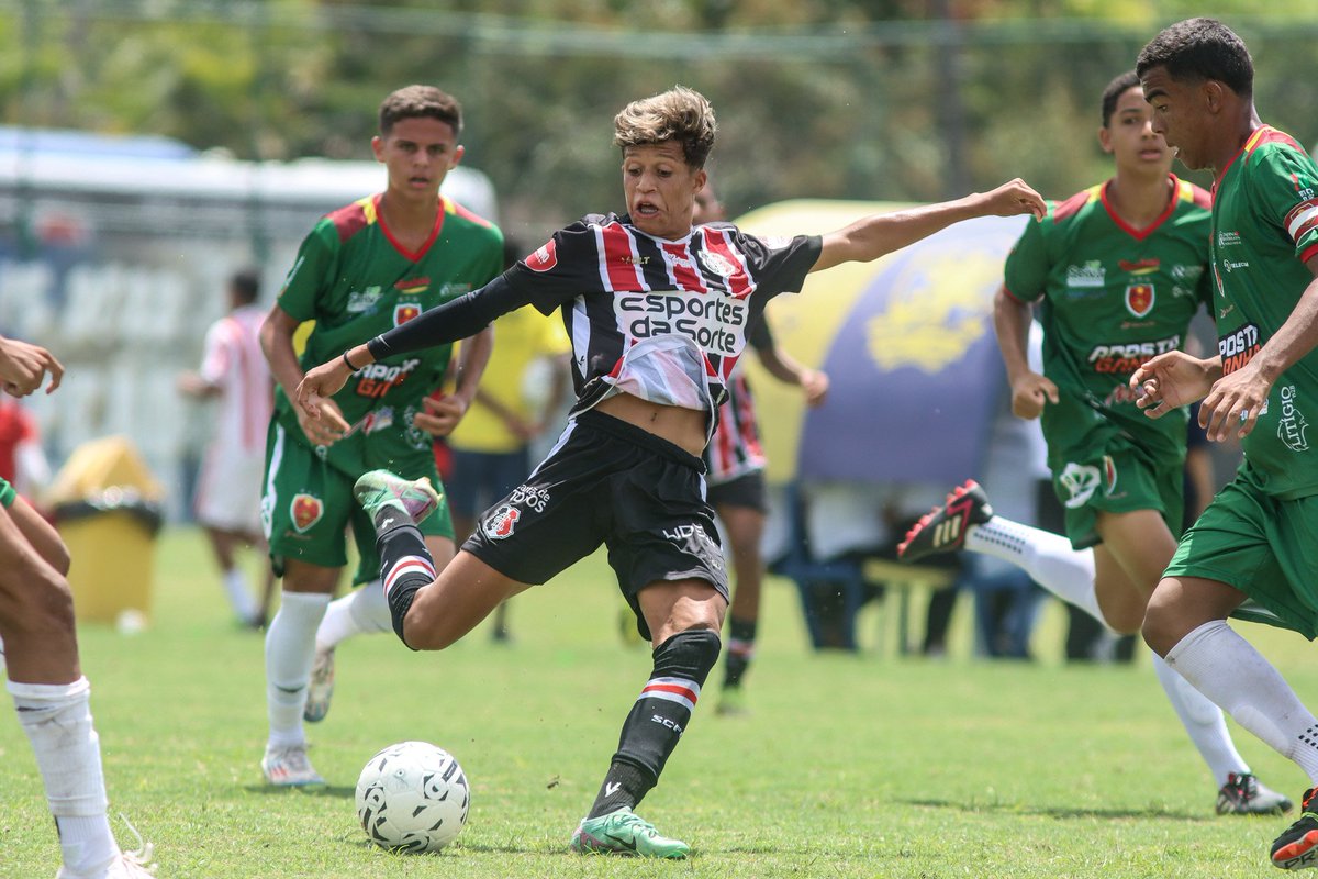 SantaCruzdeBase's tweet photo. #Sub15 | Nesta quinta-feira (05), o time do Santa Cruz venceu o Petrolina pelo placar de 1x0, dm partida válida pela Aldeia Cup. O gol da Cobra Coral foi marcado por Luizinho. ⚫⚪🔴

📸: @fotografaevelyn https://t.co/yv8BGDADTR