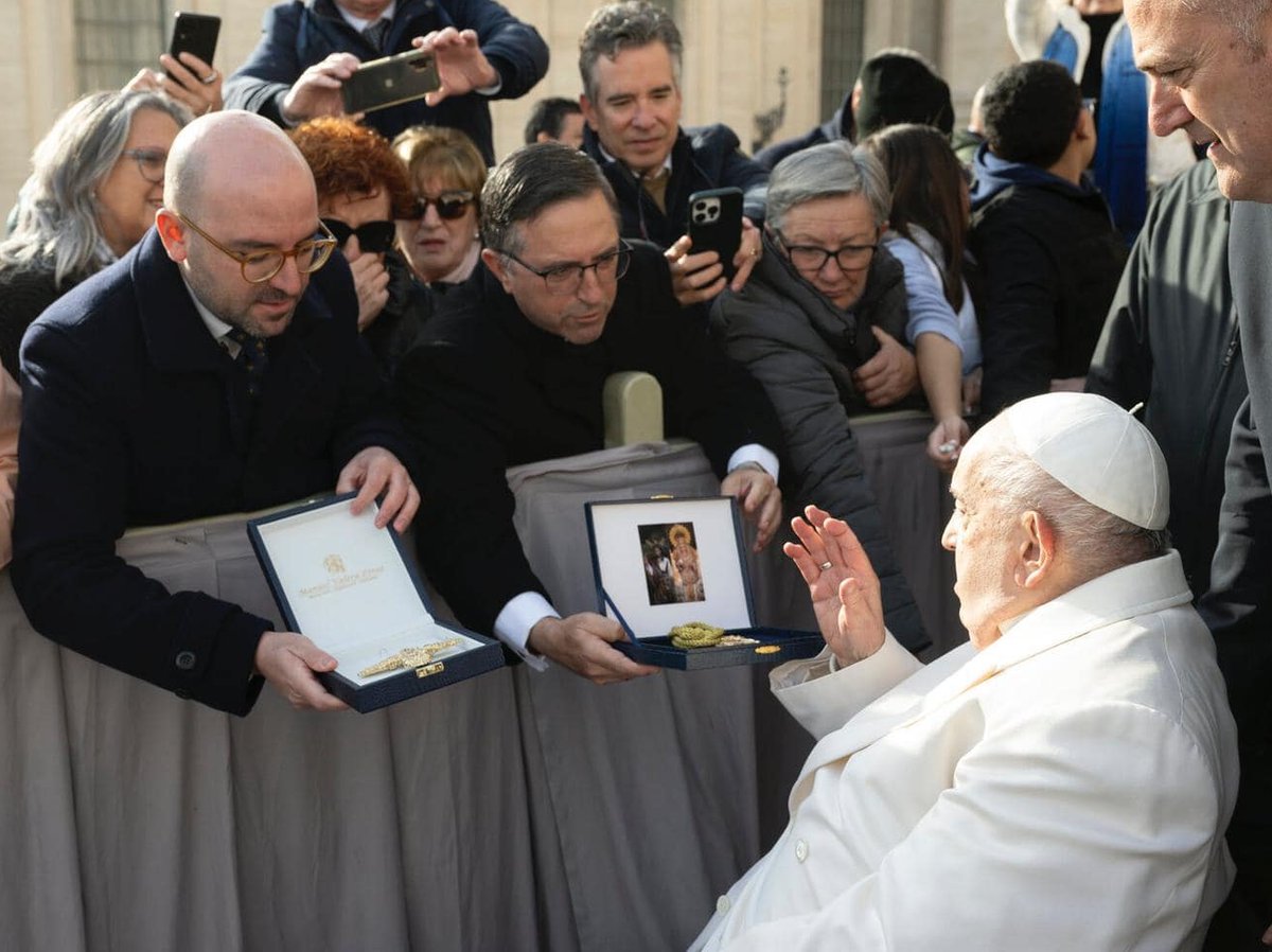 El Santo Padre bendice la cruz que tendrá la futura corona de la Virgen de la Victoria, en un viaje a Roma al que ha acudido una delegación de la <a href="/PollinicaArch/">𝗣𝗢𝗟𝗟𝗜𝗡𝗜𝗖𝗔 ~𝗔𝗥𝗖𝗛𝗜𝗗𝗢𝗡𝗔~</a>, encabezada por su Hermano Mayor y nuestro Director Espiritual y Párroco. Con inmensa alegría nos sumamos a este hito.