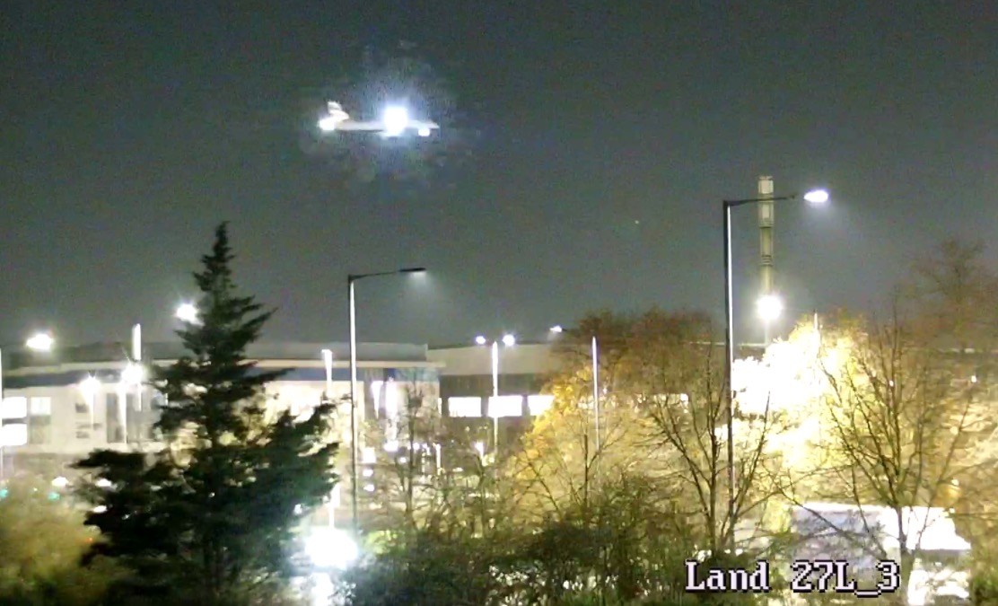 airlivenet's tweet photo. UPDATE #BA209 is returning due to a technical issue. We're controlling the cam as the A380 is expected on RWY27L. For members: https://t.co/wEjfamypWc https://t.co/pofb8Cy7Qj