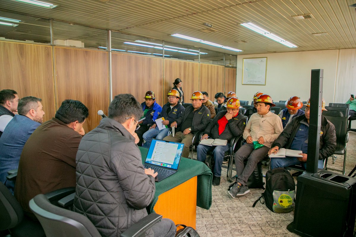 A_Gallardo_B's tweet image. Hoy nos reunimos con el Ministerio de Minería y Metalurgia, #YPFB, #ANH y #FECOMIN para coordinar el abastecimiento de #combustibles a las cooperativas mineras. Definimos acciones en distintas regiones para fortalecer la logística y garantizar un suministro eficiente.