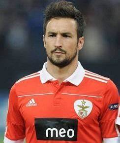 Despediu o Roger Schmidt, eliminou o Porto da taça e ganhou ao Sporting. 

Simplesmente César Peixoto.