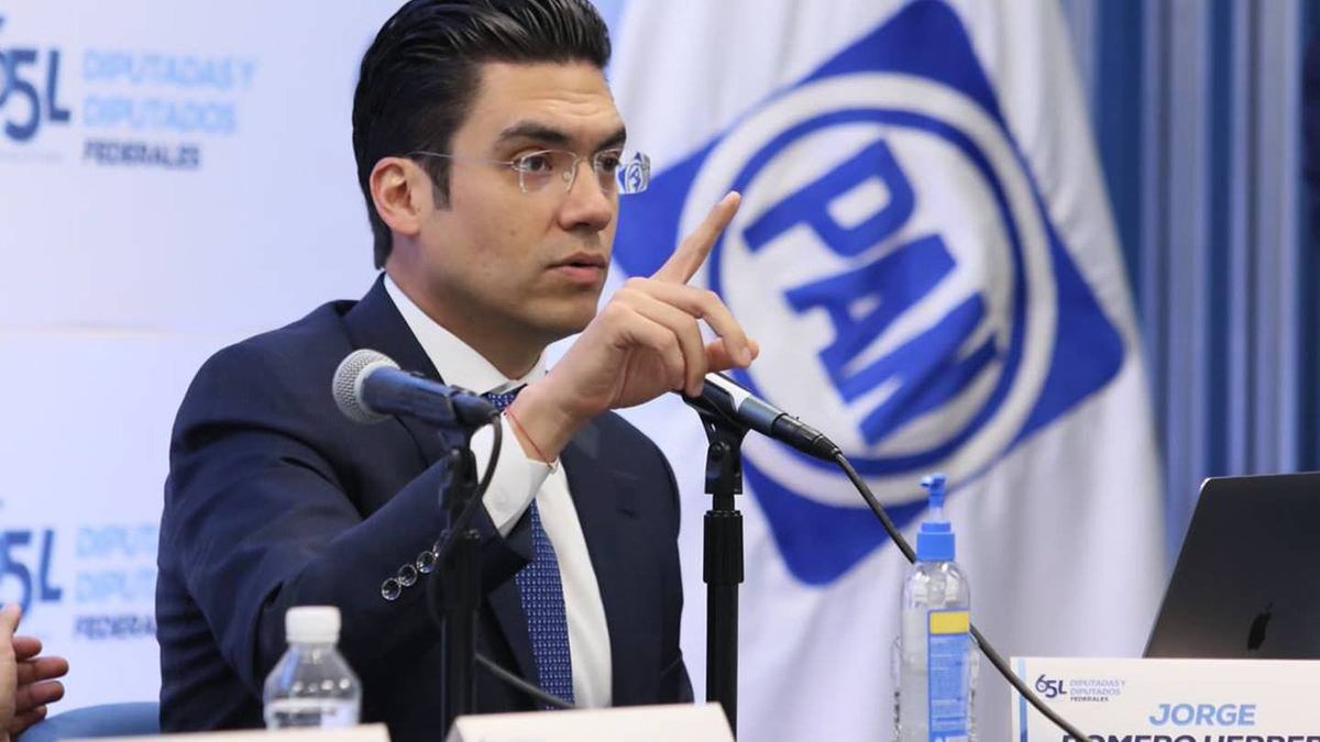 juncalssolano's tweet photo. Cuando desgobernaba el PRIAN había un gran luchador social y líder moral y político en la oposición llamado Andrés Manuel López Obrador. 

Ahora son tres payasos manchados por la corrupción y la imposición. 

Habrá 4T para rato en México. 

#OposicionTotalmenteDerrotada https://t.co/fj6LQEtHAi