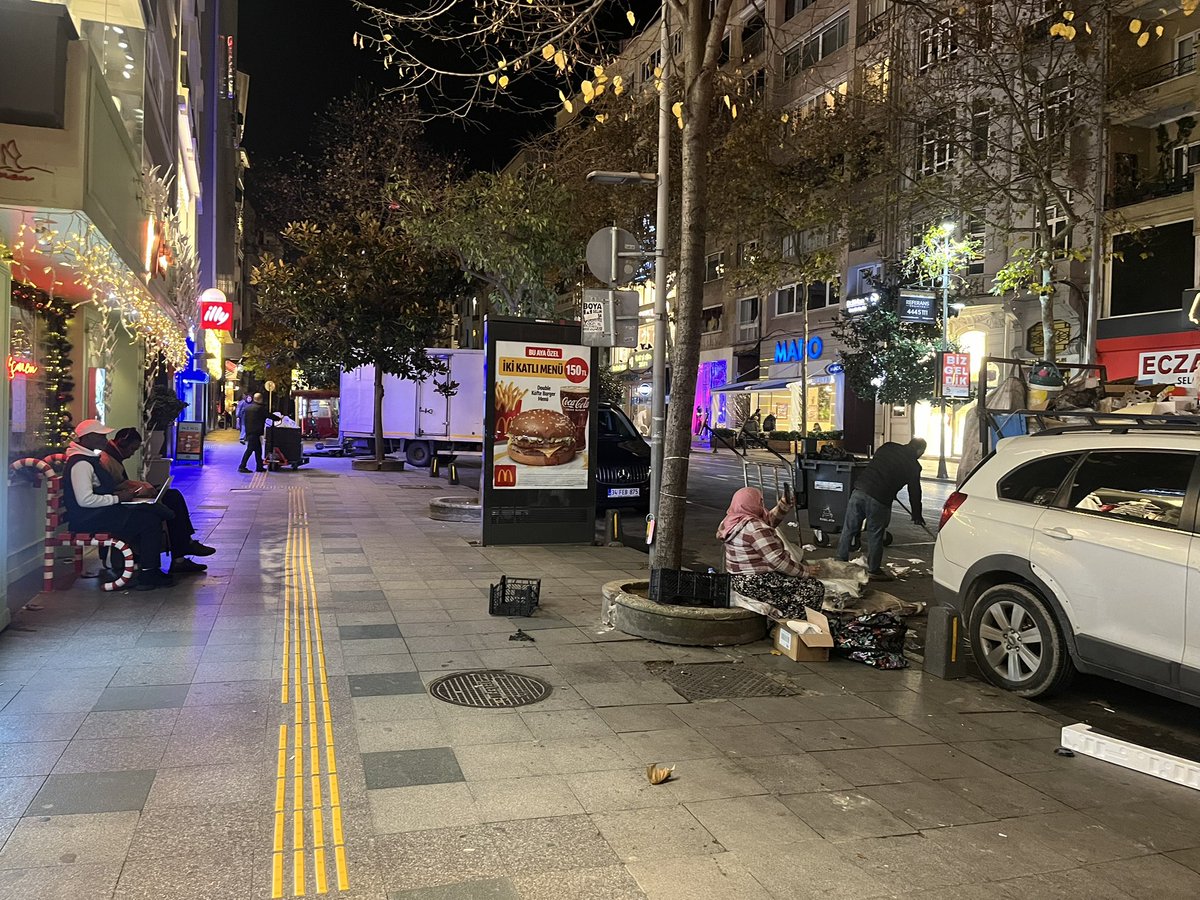 seamanist's tweet photo. Şehrin ışıkları göz alırken; mücadele dolu gerçekler bazen yanı başımızda, sessizce yaşanıyor. Her yer ışıl ışılken birileri karanlıkta mücadele ediyor. Modern yaşamda görmezden gelinen hikayeler bir nefes kadar yakın. Fark etmek için yavaşlayabilir miyiz?  #istanbul #nişantaşı https://t.co/AWToe6WdNK