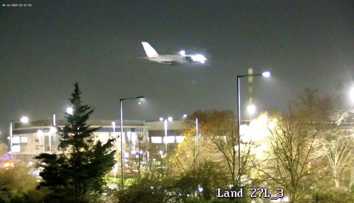 airlivenet's tweet photo. UPDATE Flight #BA209 landed on Runway 27L more than 6 hours after departure. Live: https://t.co/GUPIKKScza Updates: https://t.co/s5g0NhaRss https://t.co/BLvFc2YUUa