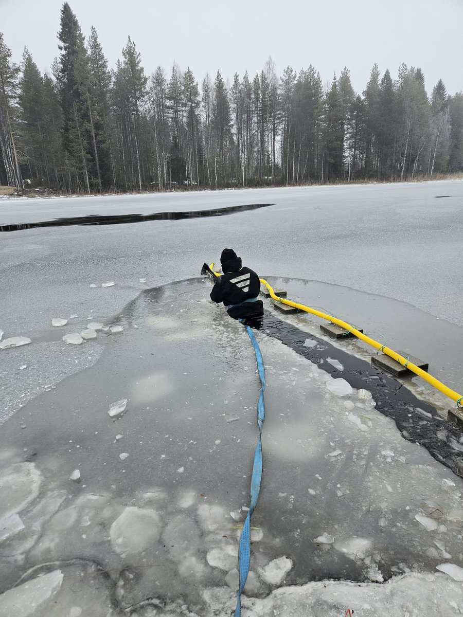 MaveplanO's tweet photo. 🇫🇮Hyvää Itsenäisyyspäivää!🇫🇮

Maveplan Oy ylläpitää hydrologisia havaintoasemia Suomessa ja huolehtii näin arjen tekijänä #vesiturvallisuus’asioista. Työtä tehdään yhdessä
@pinnanalta @tulvatpohjanmaa @EPELYkeskus kanssa.
Tässä uusitaan paineanturia #Piispajärvellä. https://t.co/zKGFQ7pbte