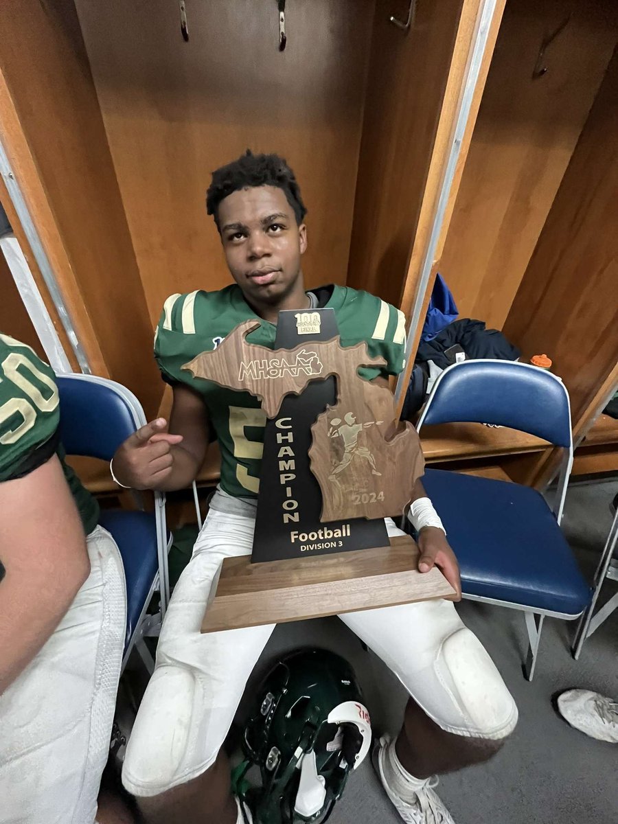 Full Season Defensive Highlights

⭐️ State Champs (13-1)
⭐️ 2 way starter
⭐️ All-Region
⭐️ All-Area

6 Sacks 
17 TFLs

hudl.com/v/2R9S5u
