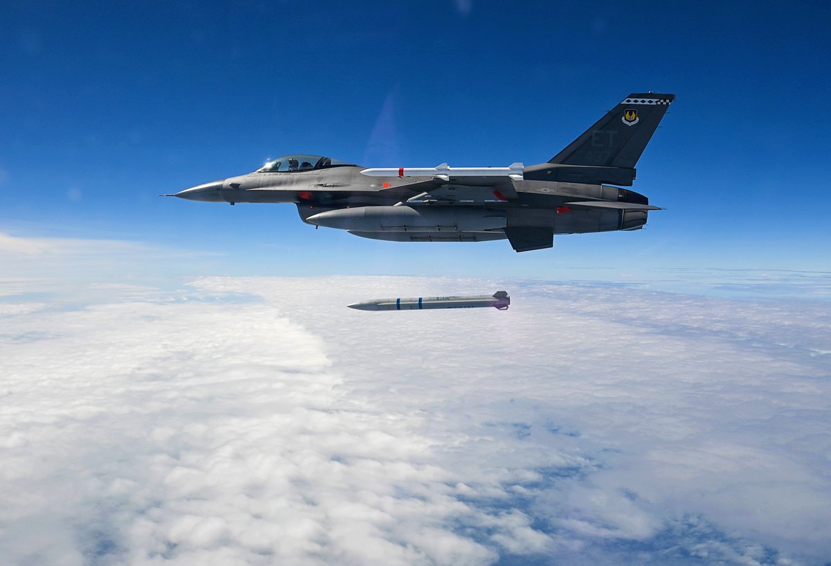 NatSecLedger's tweet photo. A 40th Flight Test Squadron F-16 Fighting Falcon releases a Stand-in Attack Weapon #SiAW for the first time Nov. 7 at Eglin Air Force Base, Florida. The mission marked the first time the weapon was successfully released from an aircraft. (📸 Blake Wiles) https://t.co/EdahmceYRG