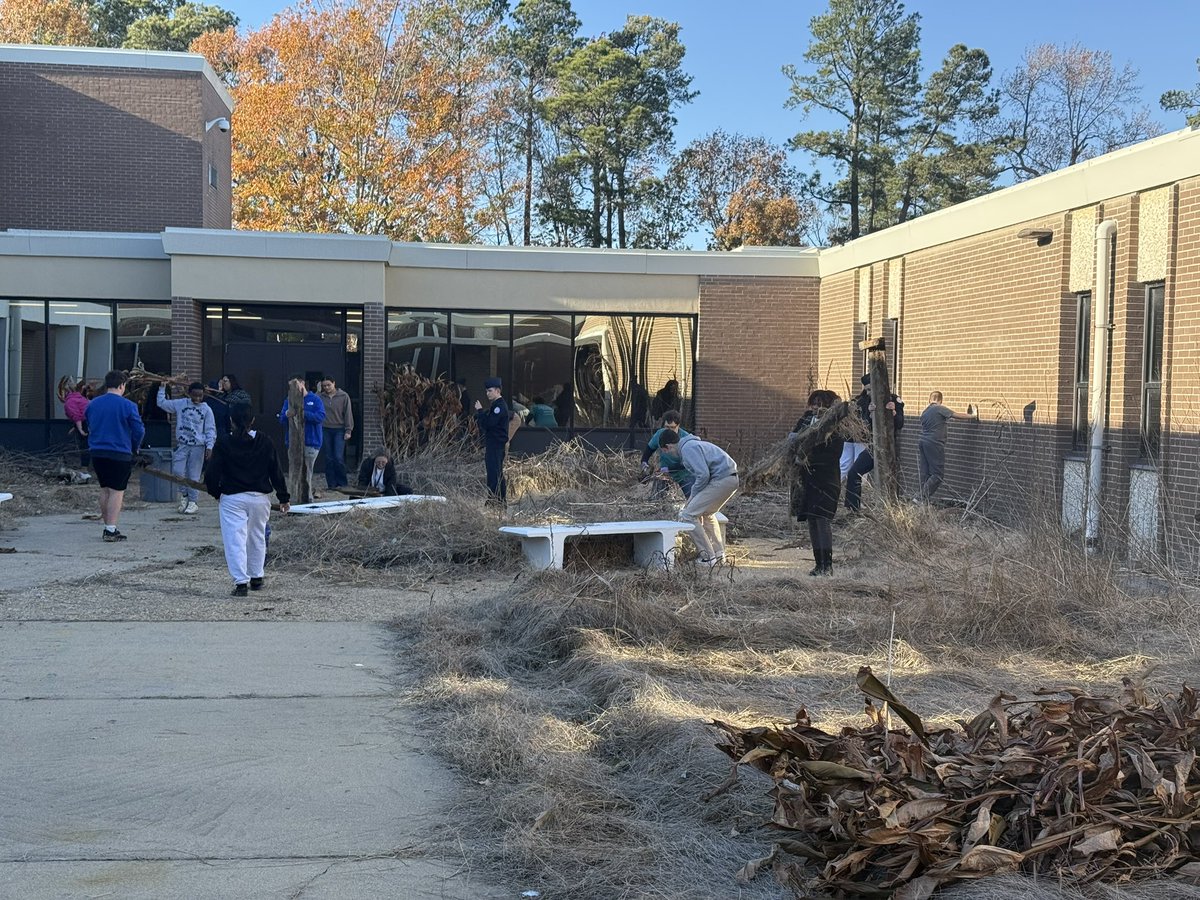 Courtyard cleanup! Thank you to all the staff and students that helped! 💜💛💜💛 #teamMHS