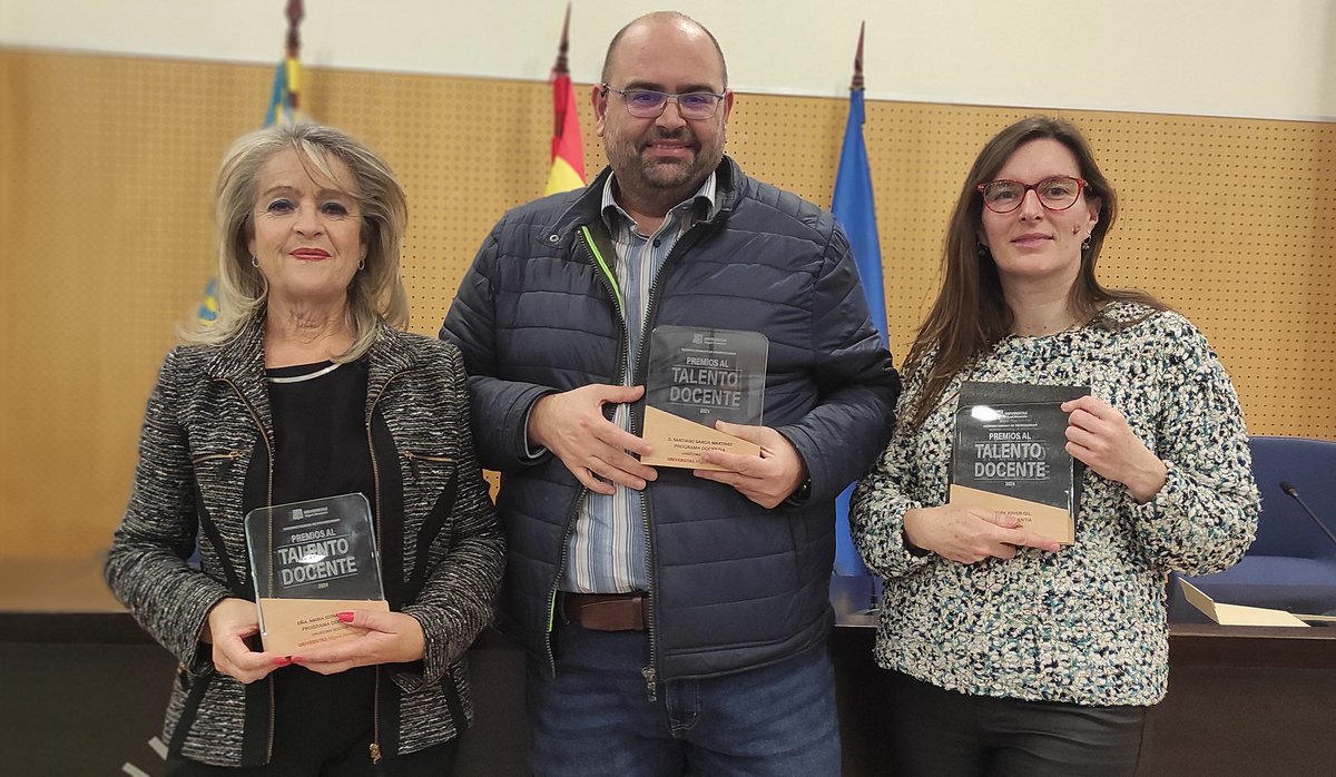 candela_lab's tweet photo. Hoy el grupo está de celebración. ¡Enhorabuena a Sara @sjovergil por su premio al talento docente! En la foto, junto a los también premiados María Serrano y Santiago García, de nuestro mismo departamento. ¡Enhorabuena a los tres! https://t.co/MJEiV8aFme