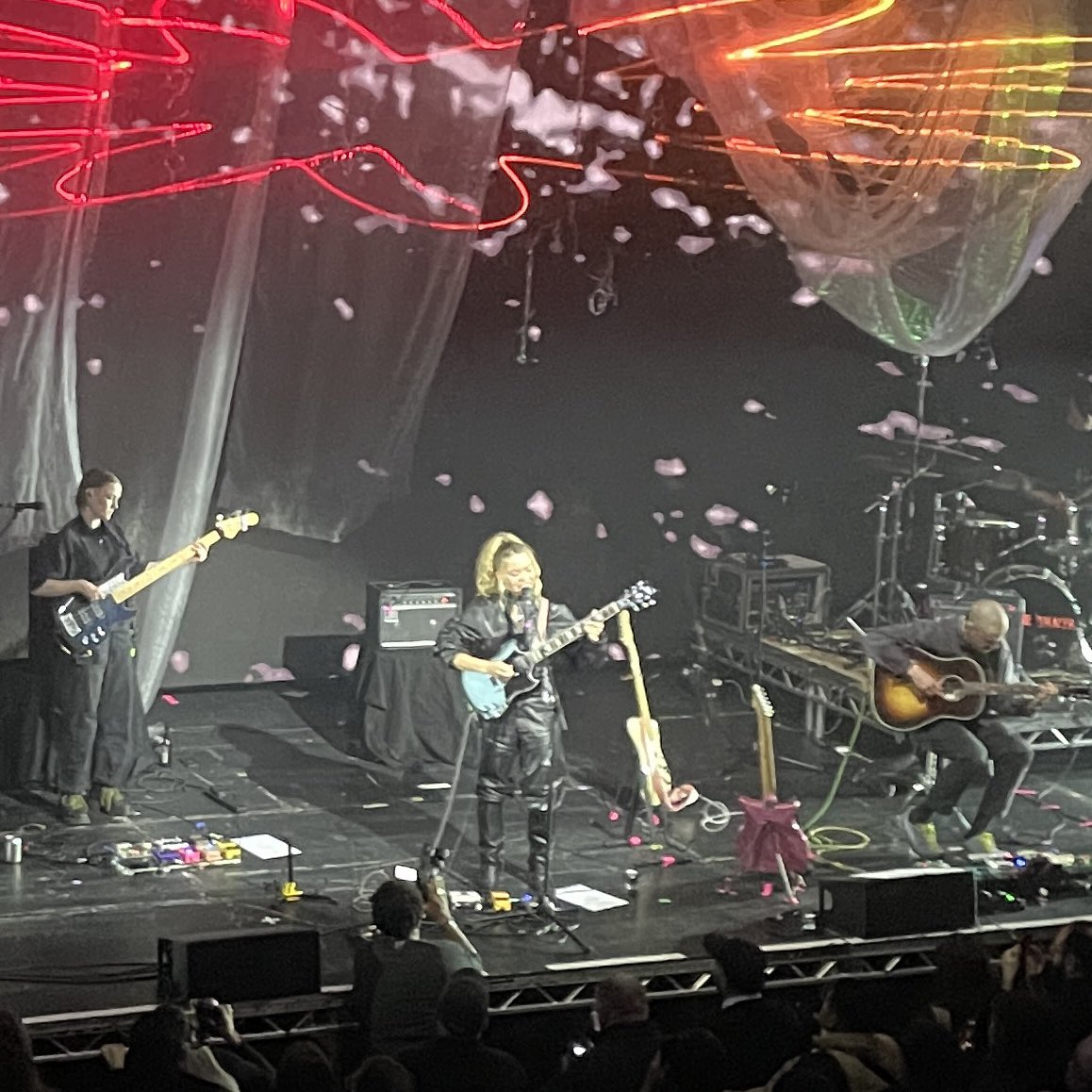 SeagullRichard's tweet image. Gig this week… Nilufer Yanya, in London. Talented musician producing a great, moody, atmospheric sound.