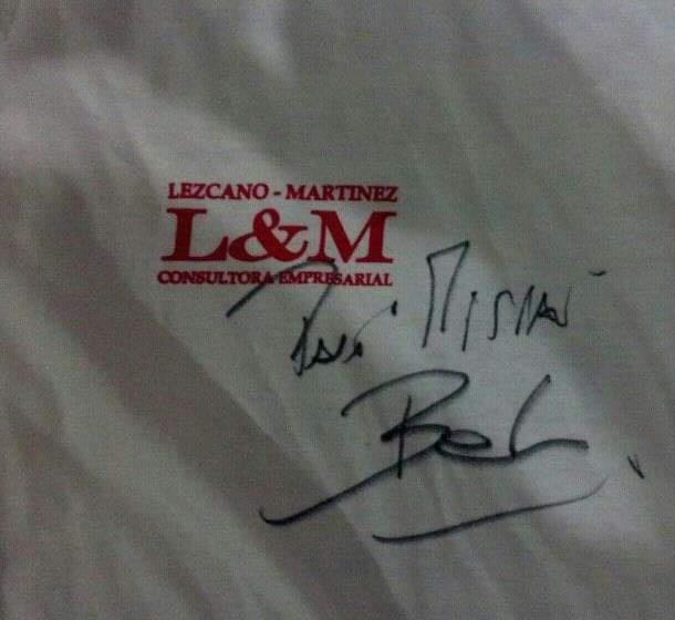 Imposible contener las lágrimas... <a href="/FBelasteguin/">FernandoBelasteguin</a> gracias por tanto, y como bien dice este mensaje de <a href="/WilsonPadelES/">Wilson Padel</a> sos el eterno N° 1 dentro y fuera de la pista. Gracias!!!!! (Habría que renovar el autógrafo😅)
¡Eternamente Bela, The Boss, el nombre del padel!