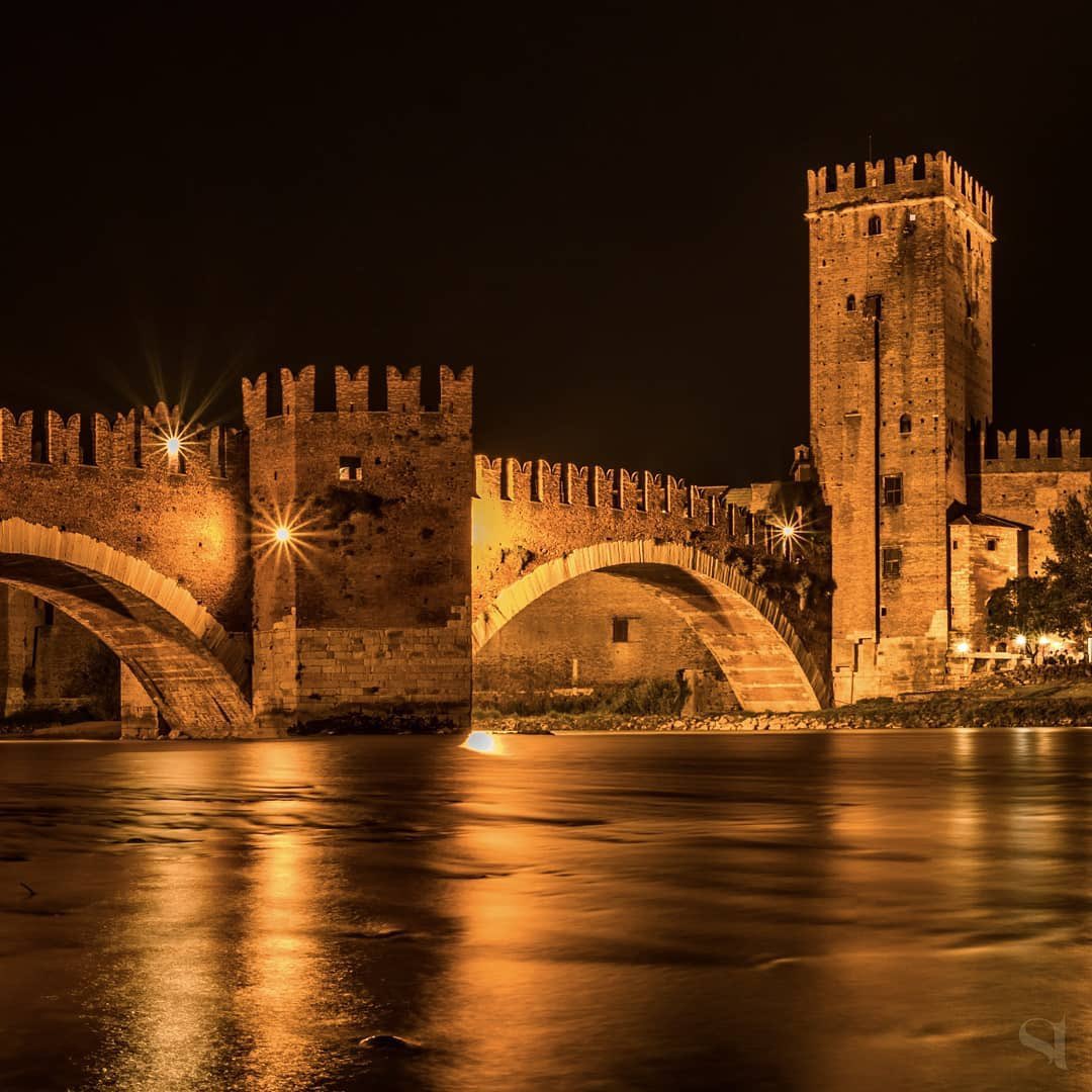 Cora2905's tweet photo. Buona notte 🌙😘😴  
#castelvecchioverona https://t.co/n4YHX2v9ig