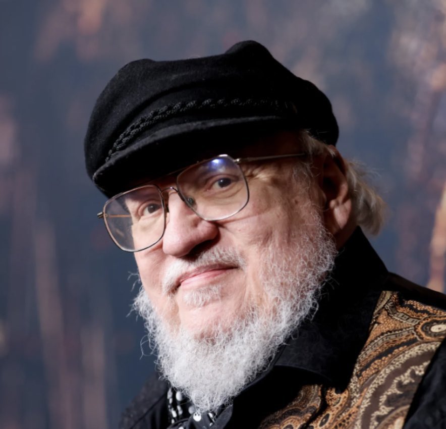 KingTargaryenn's tweet photo. 🚨George RR Martin dice que no sabe si alguna vez terminará 'VIENTOS DE INVIERNO':

“Desafortunadamente, llego 13 años tarde. Cada vez que digo eso, pienso: '¿Cómo pude llegar 13 años tarde?' No sé, sucede día a día. Pero sigue siendo una prioridad y espero poder cumplirla. Mucha gente ya está escribiendo obituarios para mí. Dicen 'Oh, nunca terminará'. Tal vez tengan razón. No lo sé. ¡Pero estoy vivo ahora mismo! ¡Parece que estoy bastante vivo!”.