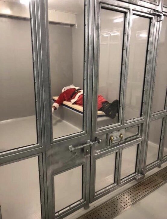 UrbaSanJacobo's tweet photo. Hemos pillado a este #vagabundo borracho en el #portal de la urbanización👀👀
Ahora que lo pienso bien creo que es el del 2B..😐 https://t.co/Yl9mFFCyw0
