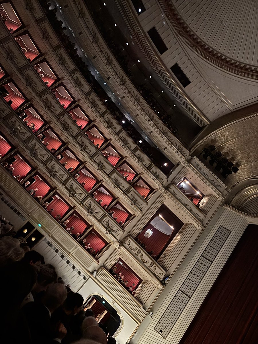 ManuelBrug's tweet photo. Ein Opernabend, wo jeder wusste, was er tut + das auch gerne☺️: der in jeder Hinsicht besondere #palestrina als großartige👏 Ensembleleistung mit @Spikelmyers an der Spitze.🤩@WrStaatsoper @Vienna_Phil + #christianthielemann nach jeweils 23 Jahren #pfitzner-Abstinenz. Viel zu 🤔 https://t.co/8dfq9fIBOd